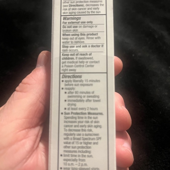 Neutrogena Clear Face Face Serum Sunscreen SPF 60+ with Green Tea 1.7 FL OZ - Picture 3 of 6